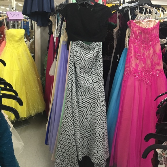 SOLD~Mac Duggal black/white 2 pc prom dress/gown - Picture 5 of 5